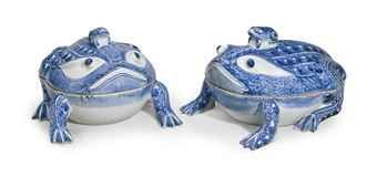 A pair of Chinese Export blue and white frog boxes and covers