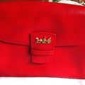 TRES JOLI SAC ROUGE AVEC ORNEMENT CALECHE DOREE - VINTAGE