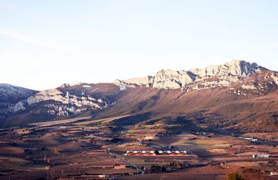 Bodega Ysios et monts de Toloño vus de Laguardia.