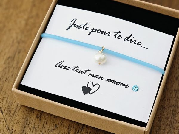 A l'atelier, colliers de dos, ébauches bijoux en perles de culture et oxydes de zirconium. Bracelet en silicone et perle de culture sur anneau gold filled. Fleurs de nacre Pralinette Studio, et collier gri-gri pendentif turquoise sur collier perles de culture et sautoir perles de culture.