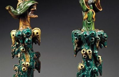 Bel ensemble décoratif composé de deux sujets en terre cuite émaillée, Chine, période Ming, XVIe siècle 