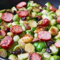 Poêlée de choux de Bruxelles, saucisse de Montbéliard, amandes grillées et cranberries séchées