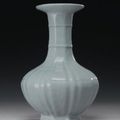 A rare guan-type octagonal lobed vase. Jiaqing seal mark and period