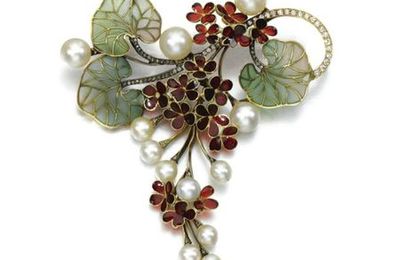 Gem-set and diamond brooch/pendant. 
