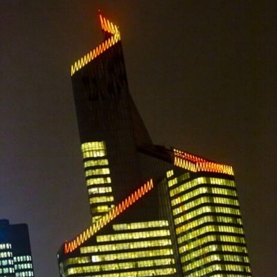 Du haut de ses 231m à La Défense, La tour FIRST