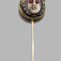 Epingle ornée d’un camée gravé d’un masque de Méduse. Art romain, IIIe siècle