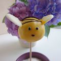 Bee cake pops à l'amande amère