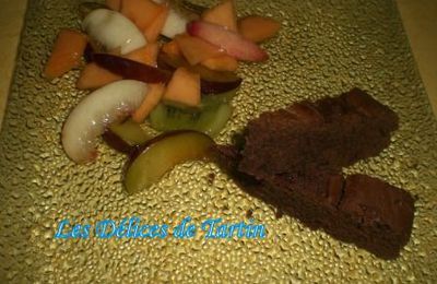 Cake fondant au chocolat noir, fruits rafraîchis à la cannelle