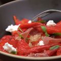 Salade tiède de poivrons grillés au jambon de Parme, basilic et chèvre frais