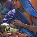                            Femme Indienne allaitant son bébé