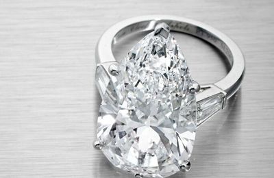 Van Cleef & Arpels. Bague ornée d'un important diamant taillé en poire.