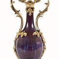 Important vase balustre en porcelaine sang-de-boeuf et monture de bronze ciselé doré. Chine, XVIIIe siècle. Monture du XIXe s.