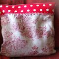 Coussin pois/toile de Jouy en lin ton rouge