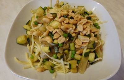 Pâtes chinoises aux courgettes, aux petits pois et aux cacahuètes