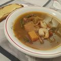 Soupe de poisson et crevettes aux légumes des Îles