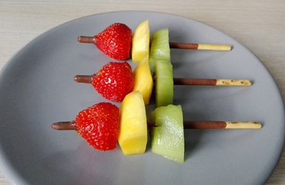 BROCHETTES DE FRUITS AUX MIKADO