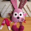 Doudou lapin et son attache doudou mauve rose fuchsia