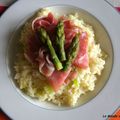 Risotto au parmesan, jambon de Parme, asperges vertes et safran