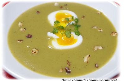 VELOUTE AUX VERTS DE POIREAU, A L'OEUF MOLLET ET AUX NOISETTES