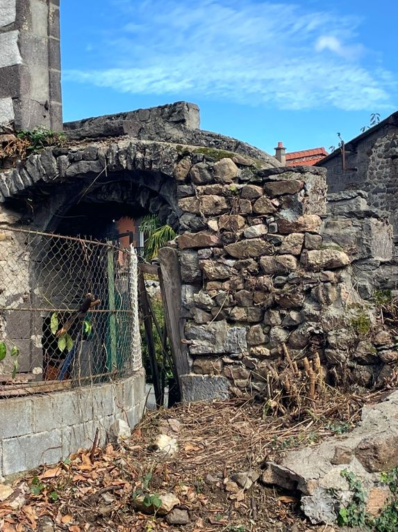 Mercredi 01 octobre 2025 Balade (en date du 27 sept 2025) dans les bois d'Enval jusqu'à la source Marie ,  Initialement exploitée au XIXᵉ siècle pour ses vertus médicinales, La source fut « perdue » vers 1920, puis retrouvée en 1999, Un aménagement (pompe à bras, restauration partielle) a été mis en place après sa redécouverte, le retour harde pour moi mais j'ai poursuivi  au village