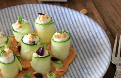 ROULES DE COURGETTES CRUES AU FROMAGE DE CHEVRE ET CACAHUETES - PUREE DE PANAIS CAROTTE ET CACAHUETES