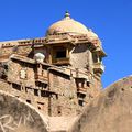 le fort de Kumbalgarh au sommet d'une colline du Rajasthan