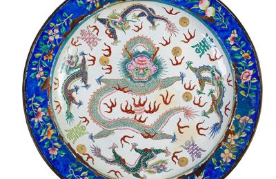 Important plat en émaux de Huế, marque et période de Minh Mạng (1839-1841)