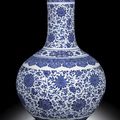 A fine and magnificent blue and white vase, tianqiuping, Seal mark and period of Qianlong (1736-1795)