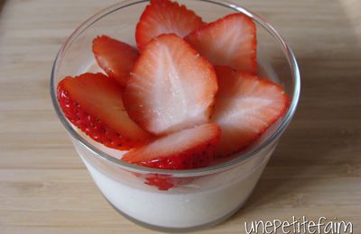 543 - Panna cotta à l'amande et aux fraises