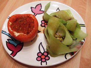 Tomates farcis au chèvre et purée de tomates séchées avec tagliatelles de concombre.
