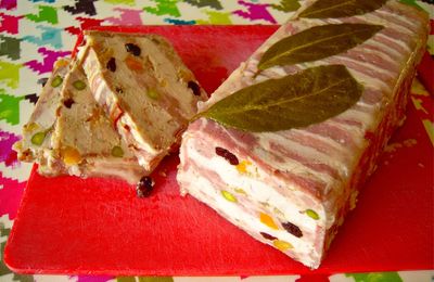 Terrine de poulet aux olives vertes, abricots secs, caneberges et pistaches