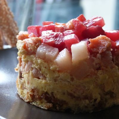 Cheesecake de gressins au saumon, betterave & radis noir