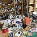 Le chalet saccagé et les livres jetés à terre