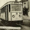 Un tramway sur la ligne 8, avenue de Frileuse à Sainte Cécile (fin des années 40)