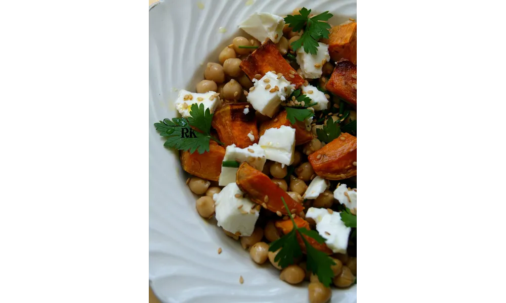 Facile et rapide : Salade de patate douce rôtie, pois chiche et feta. 