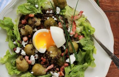 Salade de lentilles aux choux de Bruxelles, lardons, chèvre et oeuf mollet