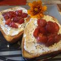 Toasts aux fraises et basilic