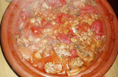 Tajine de boulettes d'agneau aux tomates et champignons