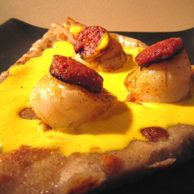 Galette aux Saint-Jacques et chorizo, sauce safranée