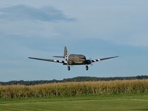 Un Douglas C47 aux décorations du débarquement de Normandie.