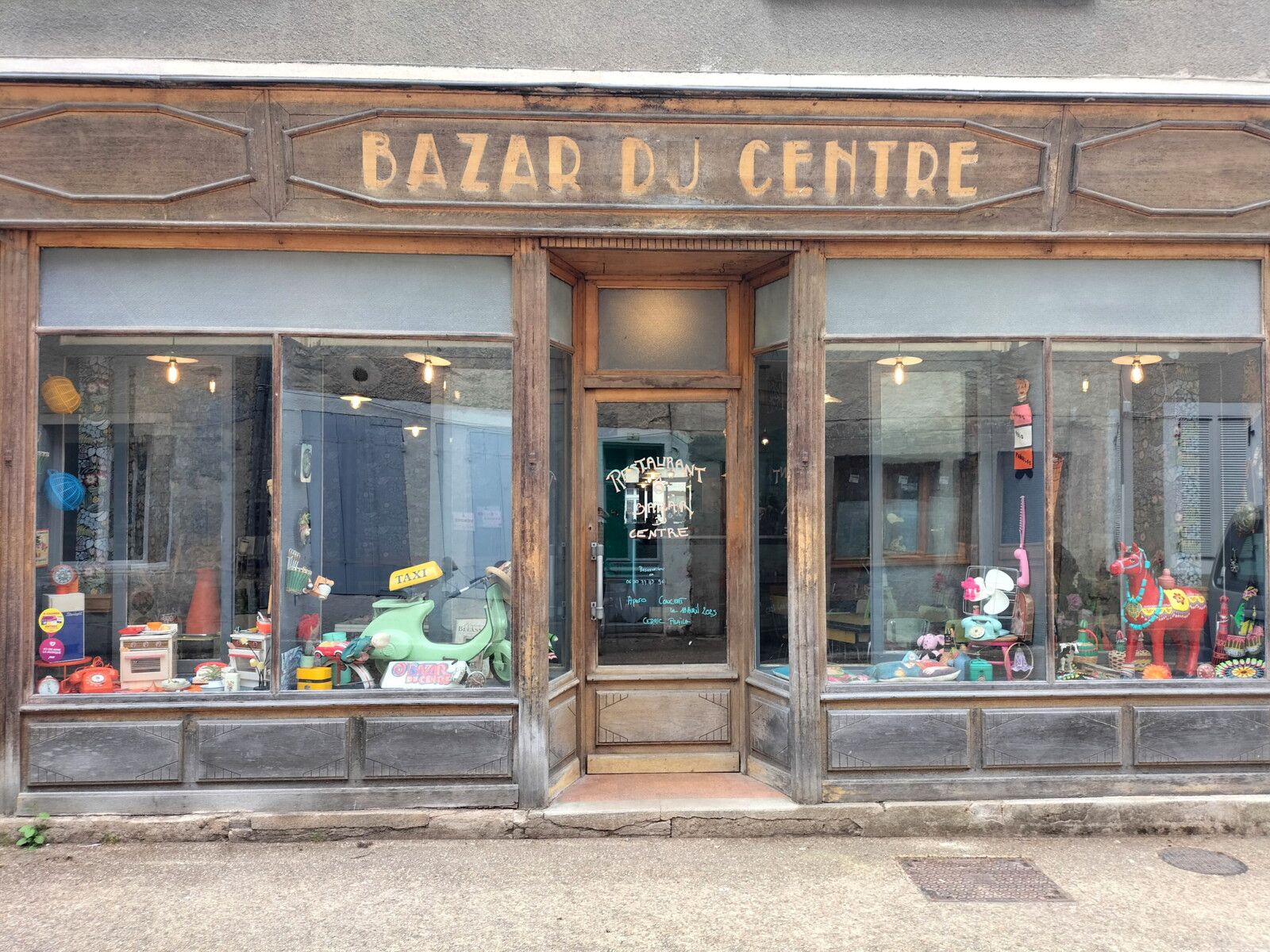 Moulins-Engilbert, Bazar du Centre (58)