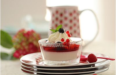 Panna cotta vanille et fruits rouges, chantilly à la guimauve.....