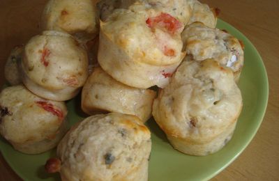 ¤¤¤ Des muffins salés pour l’apéritif : roquefort et noix / tomates et gruyère