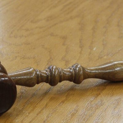 TRAVAILLE POUR RÉSOUDRE UN PROBLÈME DE JUSTICE