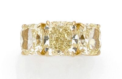 Sabbadini. Importante bague en or jaune, centrée de trois diamants fancy yellow de taille coussin