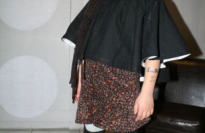 tunique à manches cape et short à volants