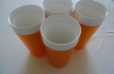 Gobelets orange transparent et blanc