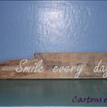 "Smile every day", ma pensée du jour écrite sur du bois flotté