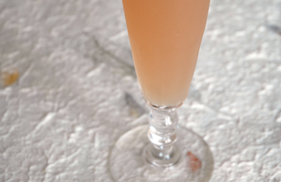 Nectar de rhubarbe à la cardamome et à l'eau de rose, sans blé, sans lait