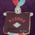 Doudou lapin plat marionnette, Kaloo, BISOUS TOUT DOUX, orange bleu rose, www.doudoupeluche.fr